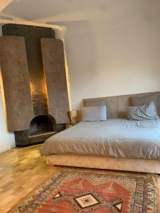 a bedroom with a bed and a fireplace at Offrez-vous un moment de détente in Marrakesh