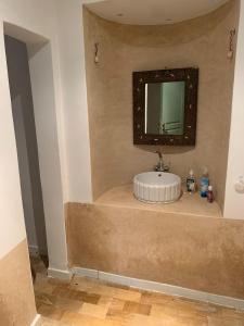 a bathroom with a sink and a mirror at Offrez-vous un moment de détente in Marrakesh