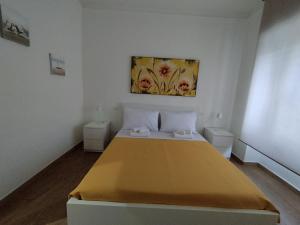 um quarto com uma cama com um quadro na parede em Lela's room em Bari