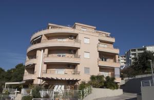 een hoog gebouw met balkons aan de zijkant bij Apartment Mala in Trogir