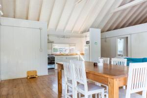 a kitchen and dining room with a wooden table and chairs at BOG El Granero in Villa La Angostura