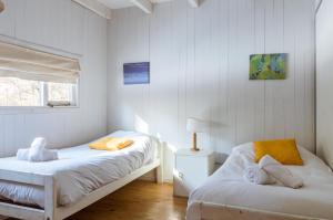 1 dormitorio con 2 camas y ventana en BOG El Granero en Villa La Angostura