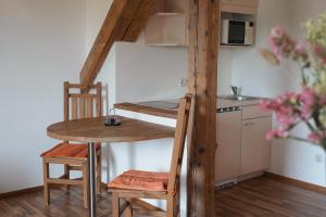 Pension Obertrum am See的厨房或小厨房