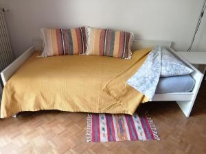 מיטה או מיטות בחדר ב-Yellow & Green