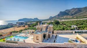 z góry widok na dom z basenem w obiekcie Villa Kore Luxuryvillaschania w mieście Falasarna