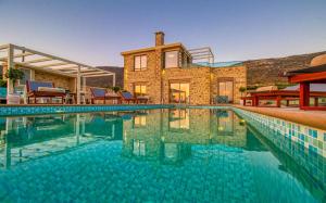 une grande piscine en face d'une maison dans l'établissement Villa Kore Luxuryvillaschania, à Falasarna