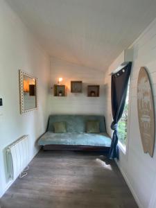 una camera con un letto in una stanza con finestra di Le chalet Arcachonais a La Teste-de-Buch