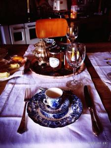 una mesa con un plato y una taza de café en Podere Relais Fabilandia en Tolè