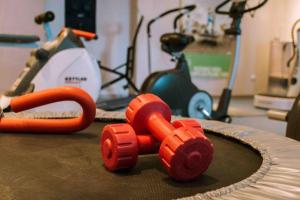 Une voiture de jouets orange sur une table avec des vélos dans l'établissement Villa Mariale by Popinns, à Lourdes