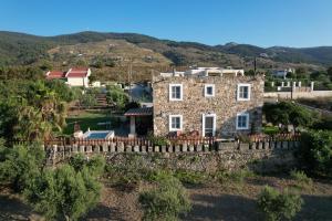 una vista esterna della casa di Traditional Kos villa with swimming pool, lawn yard and bbq a Città di Kos