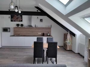 una cucina e una sala da pranzo con tavolo e sedie di Résidence 14 Moulins a Pont-Aven