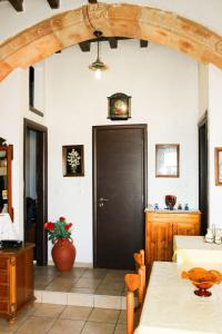 une chambre avec une porte et une table avec un vase dans l'établissement Traditional House in Laerma, à Láerma