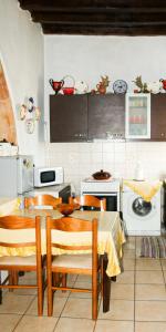 uma cozinha com mesa, cadeiras e electrodomésticos em Traditional House in Laerma em Láerma