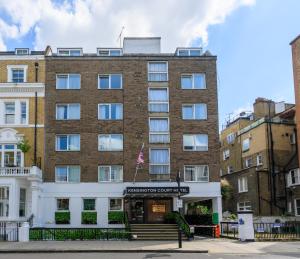 um grande edifício de tijolos com a entrada frontal da aliança do observatório em Kensington Court Hotel - Earls Court em Londres