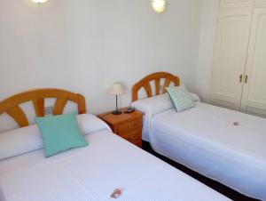 dwa łóżka siedzące obok siebie w sypialni w obiekcie 1ª línea paseo-playa de Silgar, portal a 20 pasos w mieście Sanxenxo