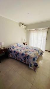 - une chambre avec un lit doté d'une couette dans l'établissement Duplex Sarmiento, à Olavarría