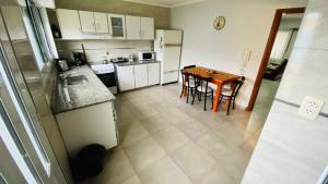 a small kitchen with a table and a table and chairs at Duplex Sarmiento in Olavarría