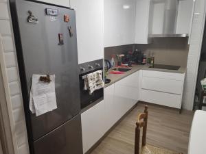eine Küche mit einem Edelstahlkühlschrank in der Unterkunft D&L 3 piso compartido in Vigo