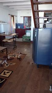 una cucina con frigorifero blu in una camera di The Views - True Baduaga Living a Ooty