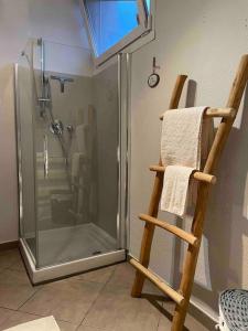 una doccia in bagno con un asciugamano su una scala di Confortevole appartamento in zona centrale a Torino