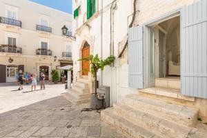 Eine Straße in einer Stadt mit Leuten, die die Straße entlang gehen. in der Unterkunft La Casetta Bianca by BarbarHouse in Locorotondo