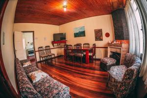 uma sala de estar com um sofá e uma mesa em Colônia SAA em Campos de Jordão