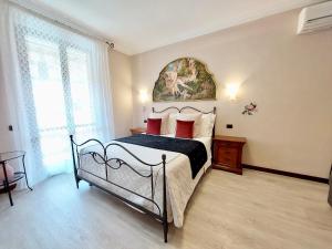 ein Schlafzimmer mit einem Bett und einem Wandgemälde in der Unterkunft Villamena in Spello