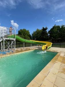 park wodny ze zjeżdżalnią w wodzie w obiekcie Camping Le Convivial w mieście Foncène
