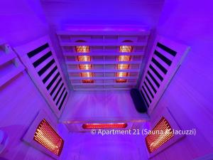 布雷得佛的住宿－Serenity Apartments Bradford，紫色天花板和灯的顶部景色