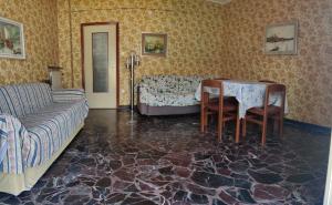 - un salon avec une table et un canapé dans l'établissement Top-Location-bright-fastWI-FI, à Sestri Levante