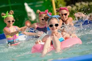 un grupo de niños en una piscina en Lovely Caravan With Decking Wifi At Dovercourt Park, Essex Ref 44003bv, en Great Oakley