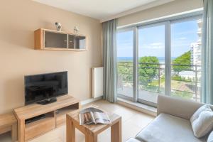 Televízia a/alebo spoločenská miestnosť v ubytovaní Your Holidays Promenada Gwiazd 28