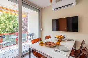 un comedor con una mesa con una pizza en Balatonic Orange en Zamárdi