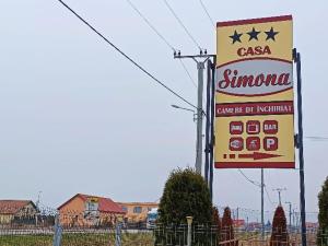 um sinal de posto de gasolina e um sinal de cinema em Casa Simona em Botiz