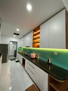 uma cozinha com um balcão verde e branco em Căn hộ Vip 3 Phòng khu Diamond Celadon, ngay Aeon mall Tân Phú em Ho Chi Minh