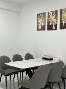 uma sala de reuniões com uma mesa branca e cadeiras em Căn hộ Vip 3 Phòng khu Diamond Celadon, ngay Aeon mall Tân Phú em Ho Chi Minh