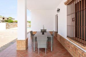 - une table et des chaises sur la terrasse d'une maison dans l'établissement Casa Sonia y Nuria, à Roche