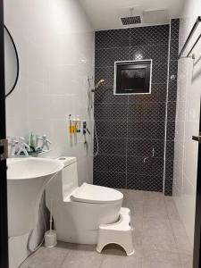 スレンバンにあるRumah Tamu Sonataのバスルーム(トイレ、洗面台、シャワー付)