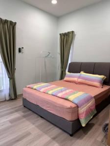 1 dormitorio con 1 cama en una habitación en Rumah Tamu Sonata, en Seremban