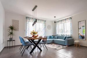 sala de estar con sofá azul y mesa en Lake27apartman en Szántód