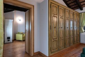 un pasillo con una gran puerta de madera en una habitación en Lis Fadis Wine Relais, en Cividale del Friuli