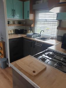 Η κουζίνα ή μικρή κουζίνα στο 2 bed 37 highbury ingoldmells skegness caravan +4 φωτογραφίες