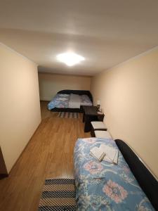 Cette petite chambre comprend un lit et un bureau. dans l'établissement Casa Simona, à Botiz