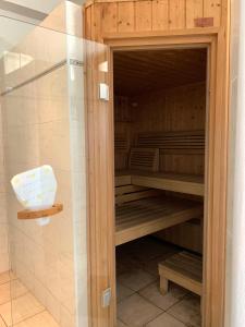 un armario de madera con estanterías de madera en el baño en Appartement front de mer, 80M2 (3P), Piscine & Mer, en Cannes