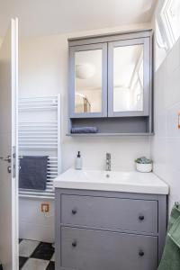 uma casa de banho com um lavatório e um espelho em Balatonic Retro em Zamárdi