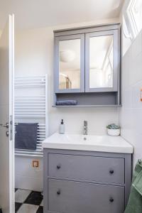 A bathroom at Balatonic Retro