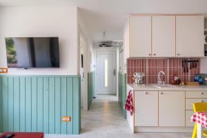 A kitchen or kitchenette at Balatonic Retro