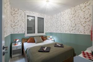 A bed or beds in a room at Balatonic Retro