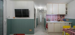 A kitchen or kitchenette at Balatonic Retro