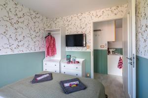 A bed or beds in a room at Balatonic Retro
